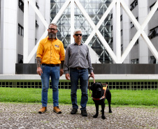 Governo recebe Rock e Roberto Leite, dupla de cego e cão-guia que vai trabalhar em órgão estadual