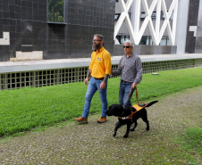 Governo recebe Rock e Roberto Leite, dupla de cego e cão-guia que vai trabalhar em órgão estadual