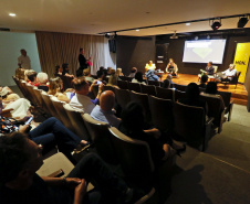 Lançamento do livro do Museu Oscar Niemeyer reúne artistas, curadores e patronos da instituição