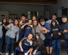 Merendeira venezuelana faz sucesso no comando da cozinha de escola da rede estadual