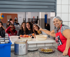 Merendeira venezuelana faz sucesso no comando da cozinha de escola da rede estadual