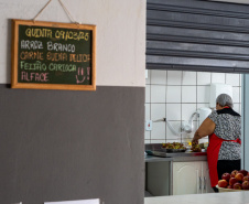 Merendeira venezuelana faz sucesso no comando da cozinha de escola da rede estadual