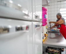 Merendeira venezuelana faz sucesso no comando da cozinha de escola da rede estadual