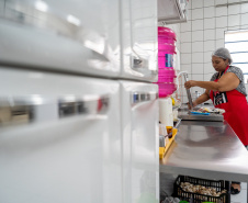 Merendeira venezuelana faz sucesso no comando da cozinha de escola da rede estadual