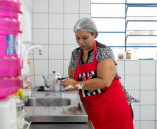 Merendeira venezuelana faz sucesso no comando da cozinha de escola da rede estadual