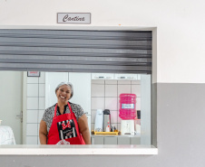 Merendeira venezuelana faz sucesso no comando da cozinha de escola da rede estadual