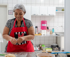 Merendeira venezuelana faz sucesso no comando da cozinha de escola da rede estadual