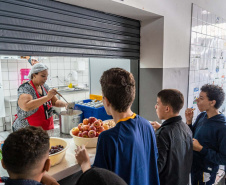 Merendeira venezuelana faz sucesso no comando da cozinha de escola da rede estadual