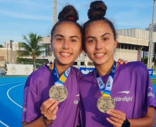 As irmãs gêmeas Ana e Helena Mees, de 17 anos, conquistaram medalhas de ouro nos 3000m e 1500m rasos, respectivamente, e destacaram a atmosfera do campeonato. 