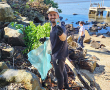 Portos do Paraná comanda mutirão de limpeza de resíduos sólidos na ilha de Eufrasina