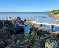 Portos do Paraná comanda mutirão de limpeza de resíduos sólidos na ilha de Eufrasina