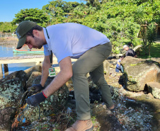 Portos do Paraná comanda mutirão de limpeza de resíduos sólidos na ilha de Eufrasina