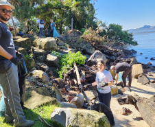 Portos do Paraná comanda mutirão de limpeza de resíduos sólidos na ilha de Eufrasina