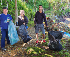 Portos do Paraná comanda mutirão de limpeza de resíduos sólidos na ilha de Eufrasina