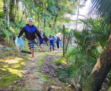 Portos do Paraná comanda mutirão de limpeza de resíduos sólidos na ilha de Eufrasina