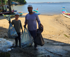 Portos do Paraná comanda mutirão de limpeza de resíduos sólidos na ilha de Eufrasina