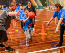 Ginásio do Tarumã oferece atividades de iniciação esportiva gratuitas para crianças e adolescentes