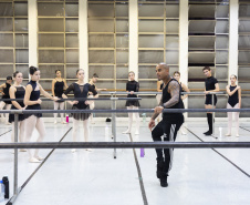 Na aula especial, os bailarinos Elias Bouza e Rafael Bittar conduziram a turma pelo balé clássico e pela dança contemporânea, respectivamente. 