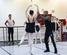 Na aula especial, os bailarinos Elias Bouza e Rafael Bittar conduziram a turma pelo balé clássico e pela dança contemporânea, respectivamente. 