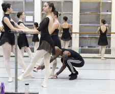 Na aula especial, os bailarinos Elias Bouza e Rafael Bittar conduziram a turma pelo balé clássico e pela dança contemporânea, respectivamente. 