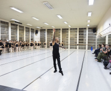 Na aula especial, os bailarinos Elias Bouza e Rafael Bittar conduziram a turma pelo balé clássico e pela dança contemporânea, respectivamente. 