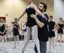 Na aula especial, os bailarinos Elias Bouza e Rafael Bittar conduziram a turma pelo balé clássico e pela dança contemporânea, respectivamente. 