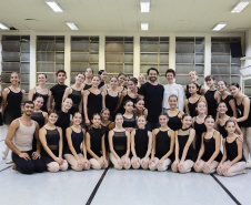 Na aula especial, os bailarinos Elias Bouza e Rafael Bittar conduziram a turma pelo balé clássico e pela dança contemporânea, respectivamente. 