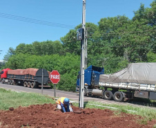Obras avançam e BR-277 começa a receber novos postes de iluminação em Foz 