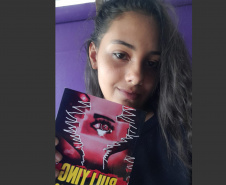  Ariane Emanuele Sztaler,14 anos, escreveu o livro "Bullying: caia fora dessa"