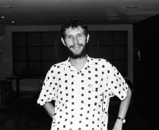 Biblioteca Pública recebe evento de lançamento de livro que reúne a poesia do paranaense Rollo de Resende