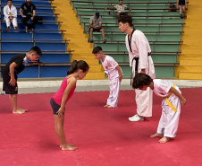 Ginásio do Tarumã oferece atividades de iniciação esportiva gratuitas para crianças e adolescentes