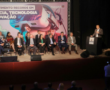 O governador Ratinho Junior assina o decreto para a criação de cinco novos cursos de nível superior na Unioeste, Unicentro e Unespar, entrega 10 ônibus para as atividades de campo das sete universidades estaduais e anuncia a nova edição do programa de Residência Técnica em Inovação, Transformação Digital e E-Gov.