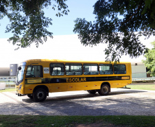 O governador Ratinho Junior assina o decreto para a criação de cinco novos cursos de nível superior na Unioeste, Unicentro e Unespar, entrega 10 ônibus para as atividades de campo das sete universidades estaduais e anuncia a nova edição do programa de Residência Técnica em Inovação, Transformação Digital e E-Gov.