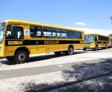 O governador Ratinho Junior assina o decreto para a criação de cinco novos cursos de nível superior na Unioeste, Unicentro e Unespar, entrega 10 ônibus para as atividades de campo das sete universidades estaduais e anuncia a nova edição do programa de Residência Técnica em Inovação, Transformação Digital e E-Gov.