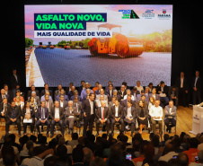 O governador Carlos Massa Ratinho Junior lançou nesta terça-feira (04) o programa Asfalto Novo, Vida Nova, que vai destinar R$ 500 milhões para a melhoria da infraestrutura urbana dos 160 municípios paranaenses que têm até 7 mil habitantes. 