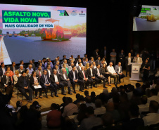 Curitiba, 04 de março de 2023 - O governador Carlos Massa Ratinho Junior, ao lado dos deputados estaduais, anunciou investimento R$ 500 milhões para a pavimentação asfáltica em cidades com até até 7 mil habitantes.