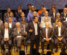 Curitiba, 04 de março de 2023 - O governador Carlos Massa Ratinho Junior, ao lado dos deputados estaduais, anunciou investimento R$ 500 milhões para a pavimentação asfáltica em cidades com até até 7 mil habitantes.