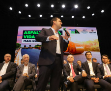 Curitiba, 04 de março de 2023 - O governador Carlos Massa Ratinho Junior, ao lado dos deputados estaduais, anunciou investimento R$ 500 milhões para a pavimentação asfáltica em cidades com até até 7 mil habitantes.