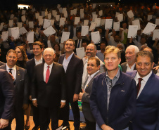 Curitiba, 04 de março de 2023 - O governador Carlos Massa Ratinho Junior, ao lado dos deputados estaduais, anunciou investimento R$ 500 milhões para a pavimentação asfáltica em cidades com até até 7 mil habitantes.