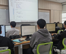 Na Coreia do Sul, secretário da Educação conhece tecnologias educacionais e soluções para o ensino profissionalizante