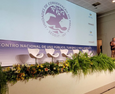 O primeiro dia do Encontro Nacional de Uso Público, Turismo e Meio Ambiente contou com três painéis temáticos para discutir o perfil do visitante em ambientes naturais, a integração das populações tradicionais no manejo das Unidades de Conservação e a importância da qualificação e da segurança do visitante nos parques.