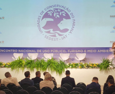 O primeiro dia do Encontro Nacional de Uso Público, Turismo e Meio Ambiente contou com três painéis temáticos para discutir o perfil do visitante em ambientes naturais, a integração das populações tradicionais no manejo das Unidades de Conservação e a importância da qualificação e da segurança do visitante nos parques.