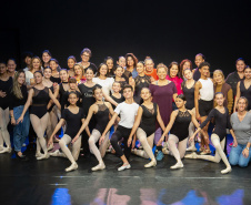 Homenagem às mães - Escola de Dança teatro guaíra