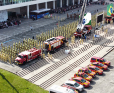 Nesta quinta-feira (25), mais 419 novos profissionais passaram a integrar o Corpo de Bombeiros Militar do Paraná. A formatura aconteceu no Palácio Iguaçu, com a presença do governador Carlos Massa Ratinho Junior, que destacou o fato desta ser a maior contratação nos últimos 10 anos, além de ser a primeira que ocorre após a autonomia da corporação, aprovada em dezembro de 2022.