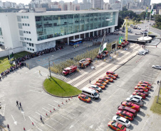 Nesta quinta-feira (25), mais 419 novos profissionais passaram a integrar o Corpo de Bombeiros Militar do Paraná. A formatura aconteceu no Palácio Iguaçu, com a presença do governador Carlos Massa Ratinho Junior, que destacou o fato desta ser a maior contratação nos últimos 10 anos, além de ser a primeira que ocorre após a autonomia da corporação, aprovada em dezembro de 2022.