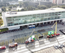 Nesta quinta-feira (25), mais 419 novos profissionais passaram a integrar o Corpo de Bombeiros Militar do Paraná. A formatura aconteceu no Palácio Iguaçu, com a presença do governador Carlos Massa Ratinho Junior, que destacou o fato desta ser a maior contratação nos últimos 10 anos, além de ser a primeira que ocorre após a autonomia da corporação, aprovada em dezembro de 2022.