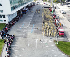 Nesta quinta-feira (25), mais 419 novos profissionais passaram a integrar o Corpo de Bombeiros Militar do Paraná. A formatura aconteceu no Palácio Iguaçu, com a presença do governador Carlos Massa Ratinho Junior, que destacou o fato desta ser a maior contratação nos últimos 10 anos, além de ser a primeira que ocorre após a autonomia da corporação, aprovada em dezembro de 2022.