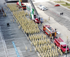 Nesta quinta-feira (25), mais 419 novos profissionais passaram a integrar o Corpo de Bombeiros Militar do Paraná. A formatura aconteceu no Palácio Iguaçu, com a presença do governador Carlos Massa Ratinho Junior, que destacou o fato desta ser a maior contratação nos últimos 10 anos, além de ser a primeira que ocorre após a autonomia da corporação, aprovada em dezembro de 2022.