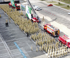 Nesta quinta-feira (25), mais 419 novos profissionais passaram a integrar o Corpo de Bombeiros Militar do Paraná. A formatura aconteceu no Palácio Iguaçu, com a presença do governador Carlos Massa Ratinho Junior, que destacou o fato desta ser a maior contratação nos últimos 10 anos, além de ser a primeira que ocorre após a autonomia da corporação, aprovada em dezembro de 2022.