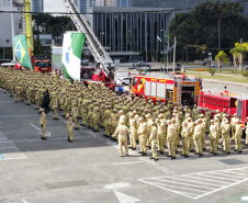 Nesta quinta-feira (25), mais 419 novos profissionais passaram a integrar o Corpo de Bombeiros Militar do Paraná. A formatura aconteceu no Palácio Iguaçu, com a presença do governador Carlos Massa Ratinho Junior, que destacou o fato desta ser a maior contratação nos últimos 10 anos, além de ser a primeira que ocorre após a autonomia da corporação, aprovada em dezembro de 2022.